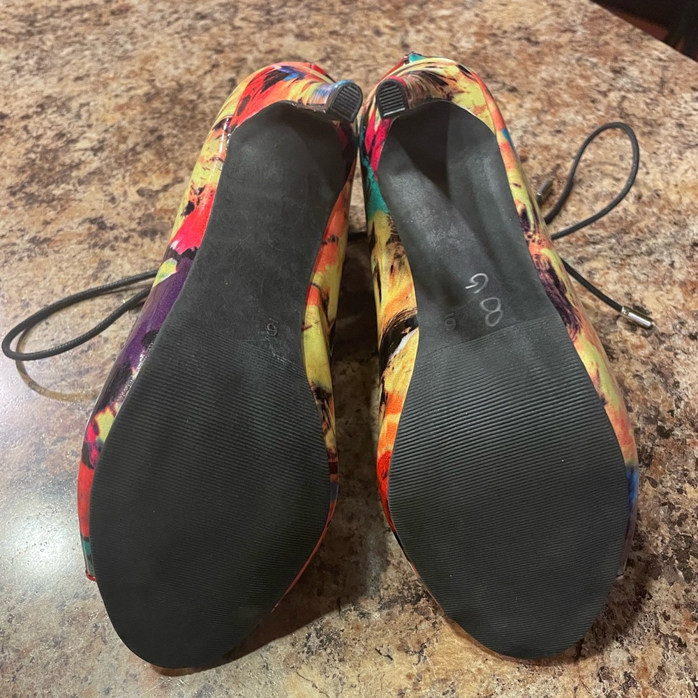 Size 6 candies multicolor heels - Picture 4 of 4